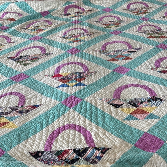 Hand made vintage baskets quilt - Picture 1 of 8